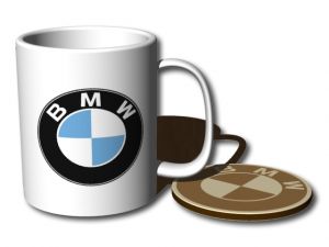 hrnek BMW s dřevěným podtáckem